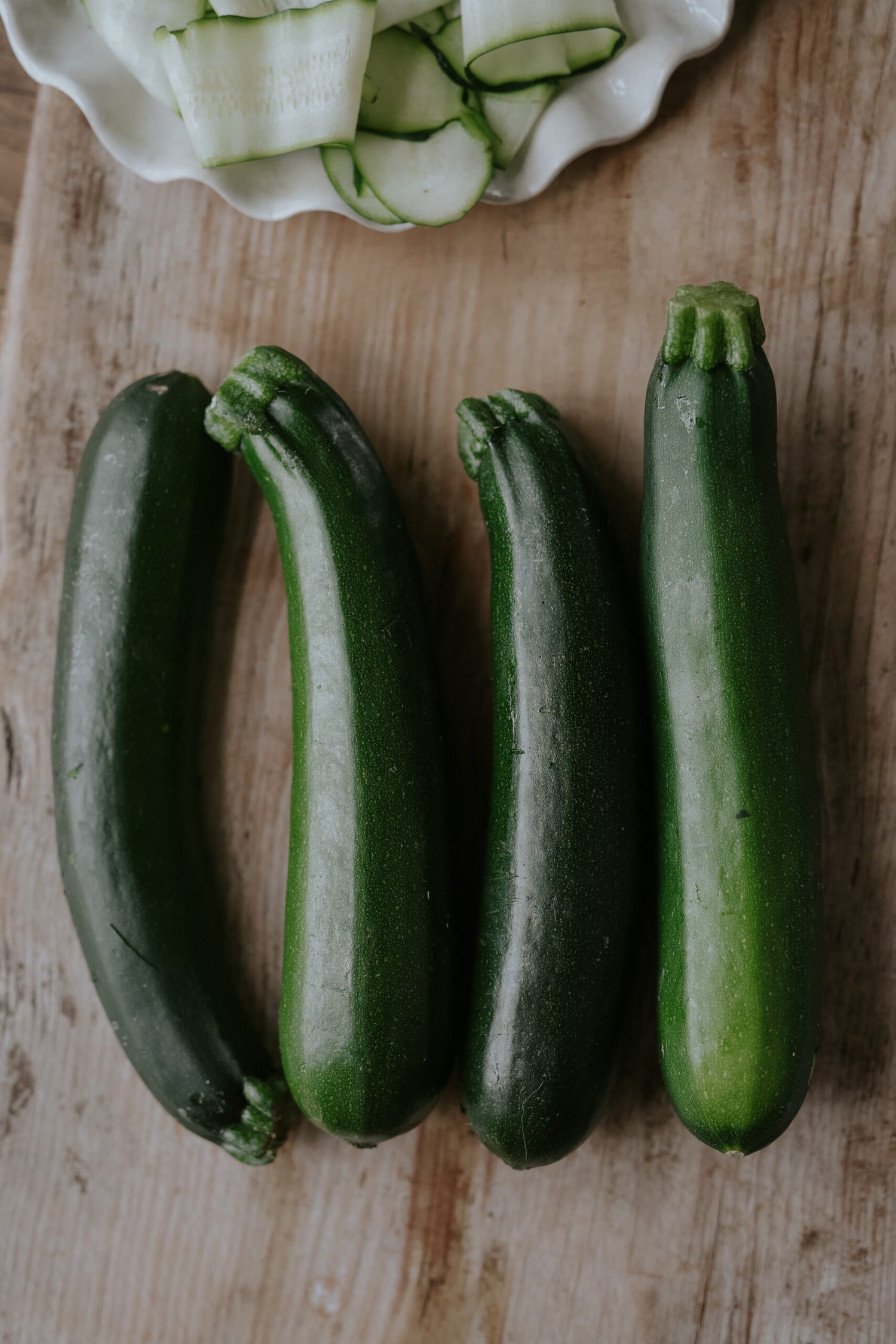 gröna squash på brunt bord